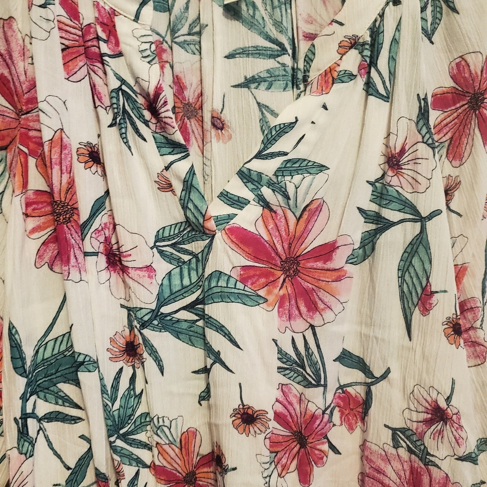Floral blouse. - Picture 3 of 3